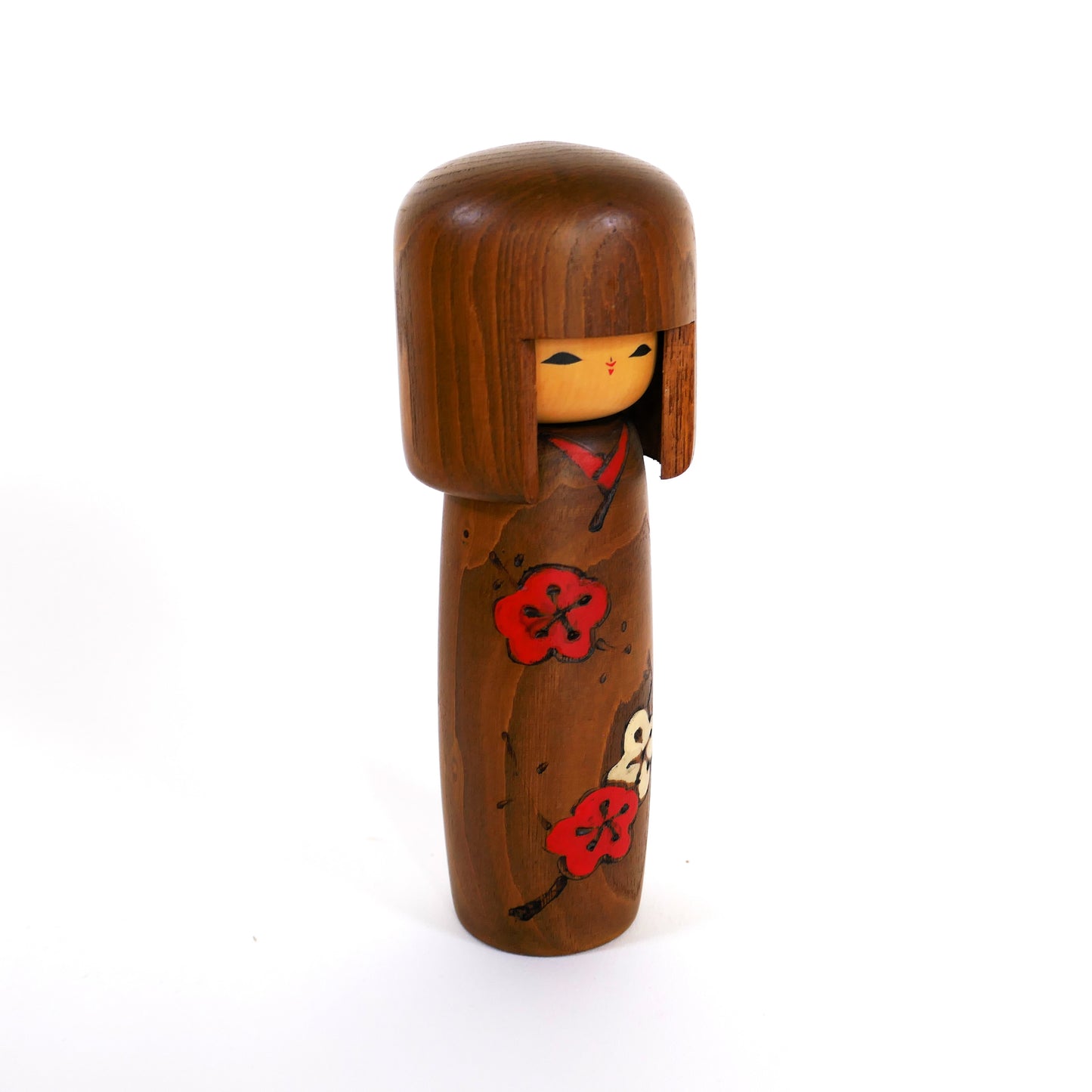 Profil droit d'une kokeshi en bois signé Usaburo avec motifs de fleurs de prunier