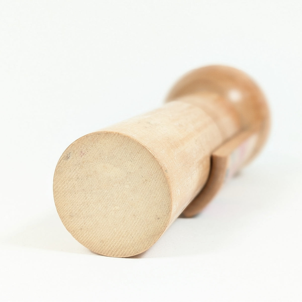 Dessous en bois naturel d'une kokeshi japonaise vintage, sans hanko ni signature d'artisan supplémentaire