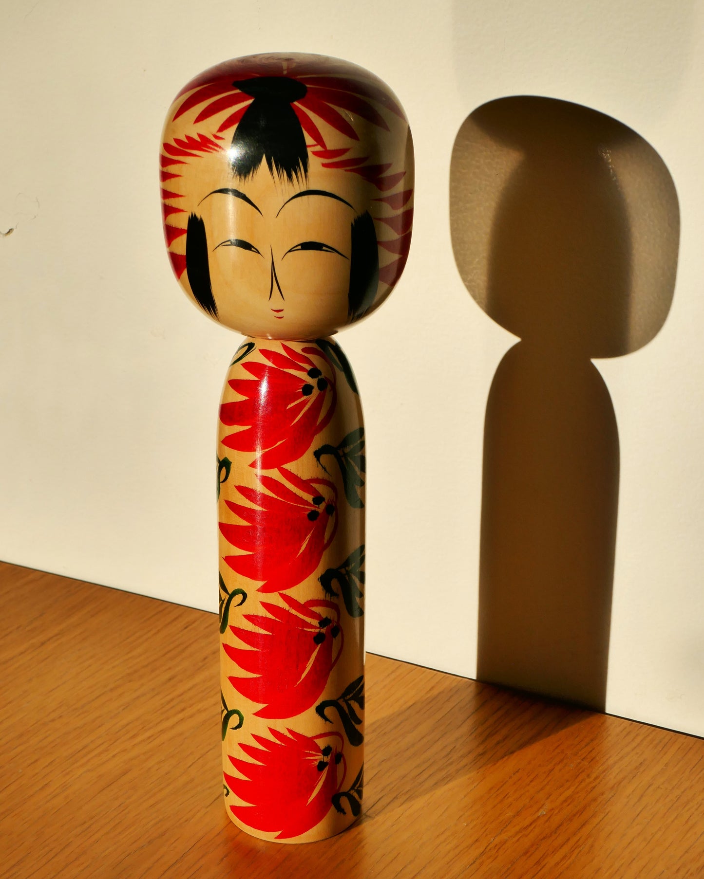 une poupée kokeshi en bois de style hijiori yamagata signée Kobayashi Shozo sous lumière naturelle