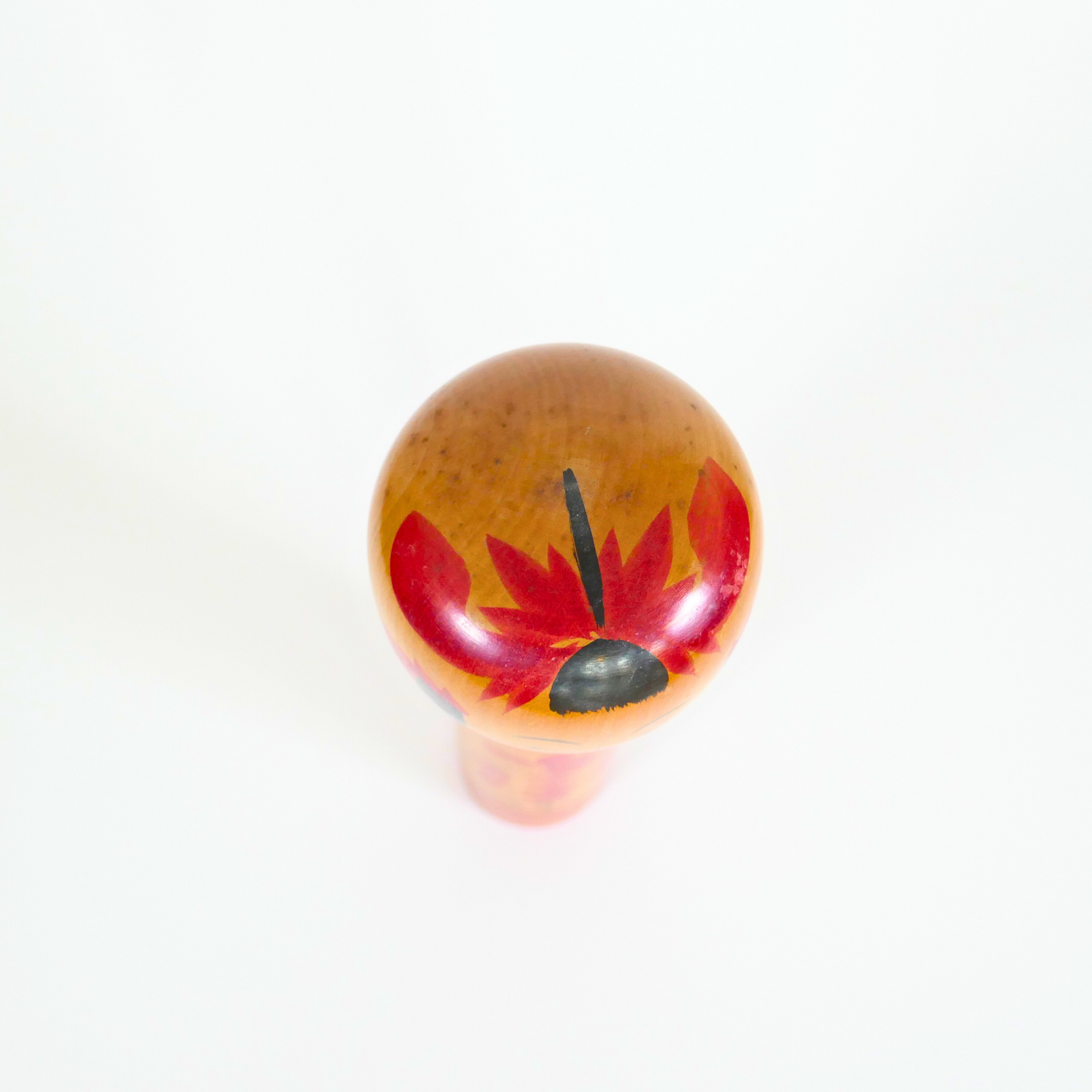une kokeshi vintage en bois yamagata vue du dessus