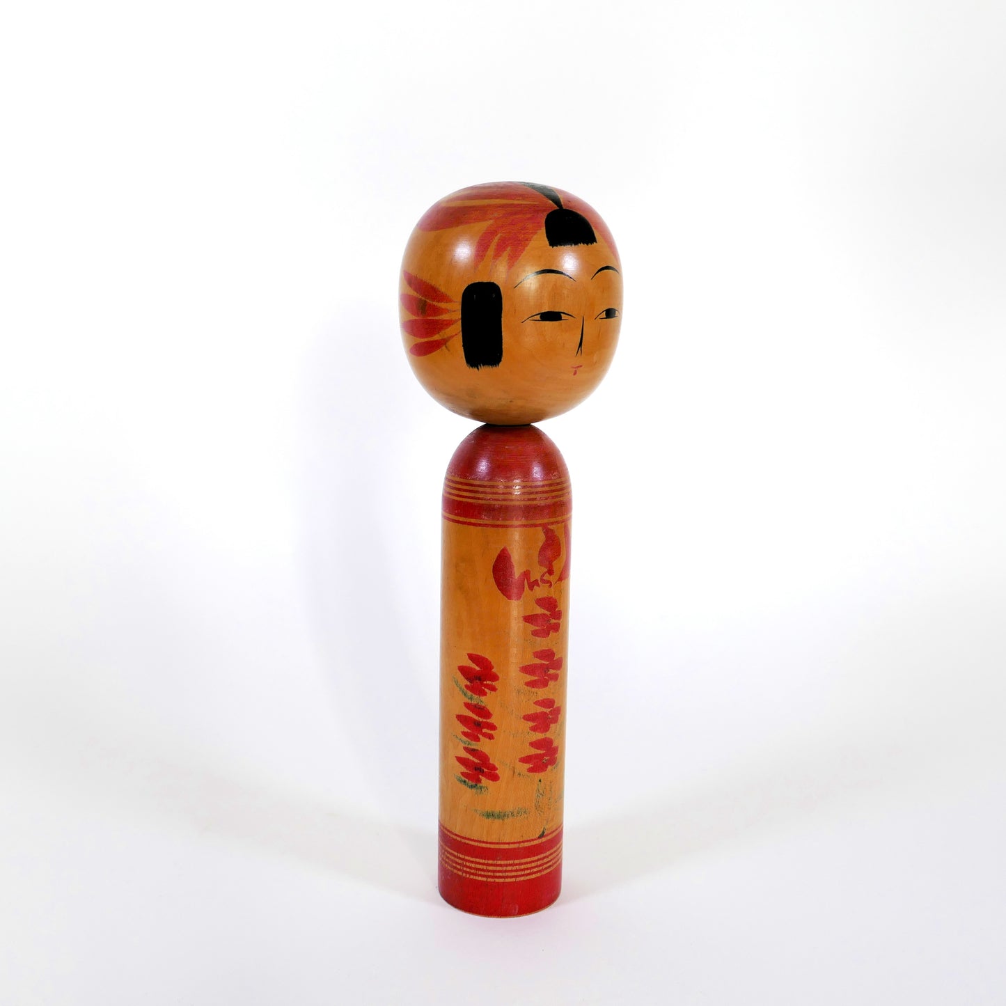 Vue de profil d’une kokeshi artisanale – style Yamagata Sakunami, Sakabe Masahiro