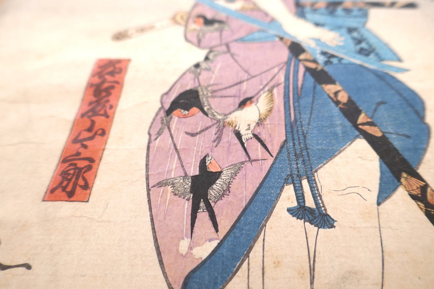 Motif d’hirondelles sur le kimono de Nagoya Sanzaburô dans une estampe de Kuniyoshi.