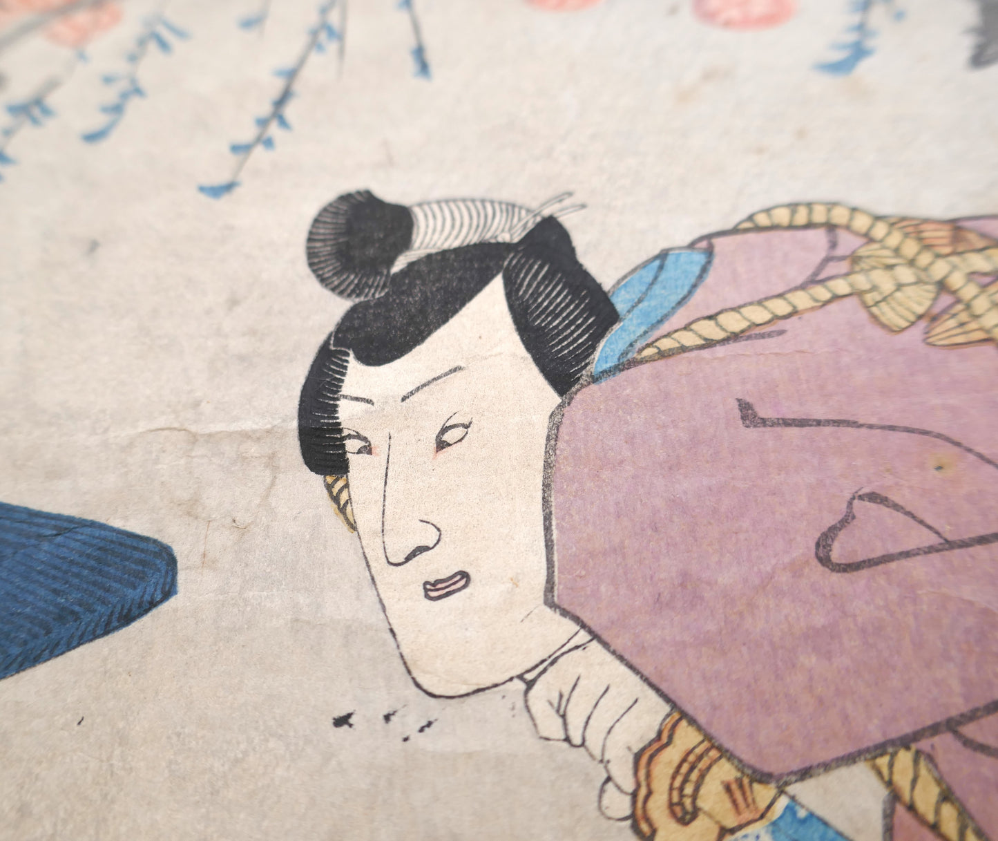 Détail du visage de l’acteur Ichimura Uzaemon XII jouant Nagoya Sanzaburô dans l’estampe de Kuniyoshi.