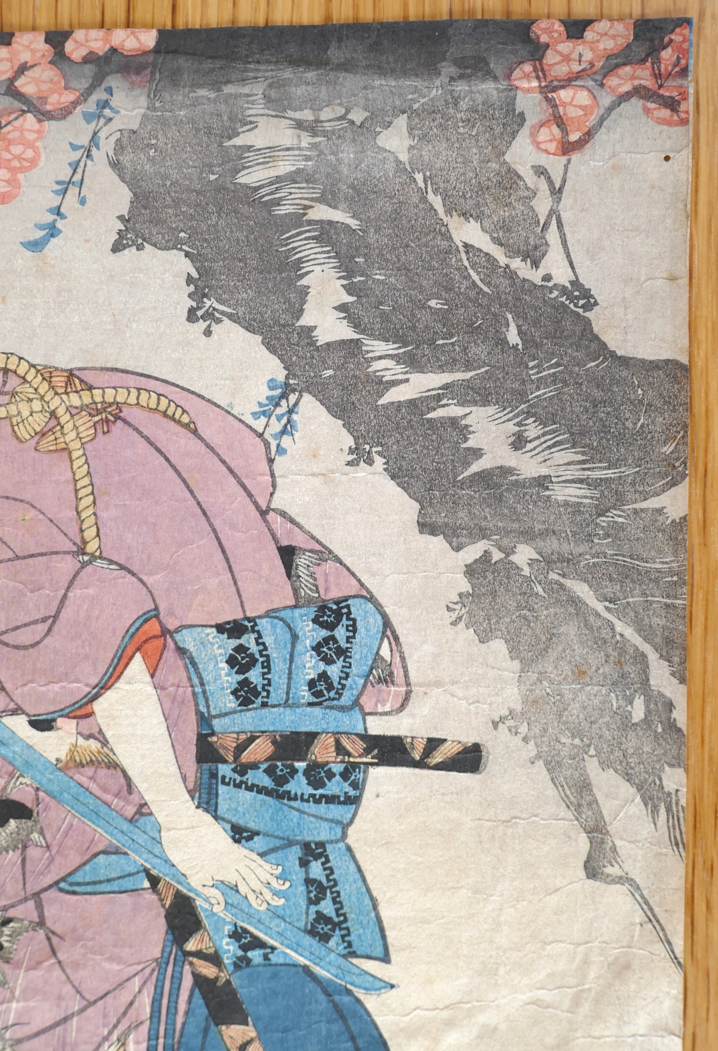Détail de l'estampe montrant le kimono et les épées de l'acteur jouant Nagoya Sanzaburō, signé Kuniyoshi.