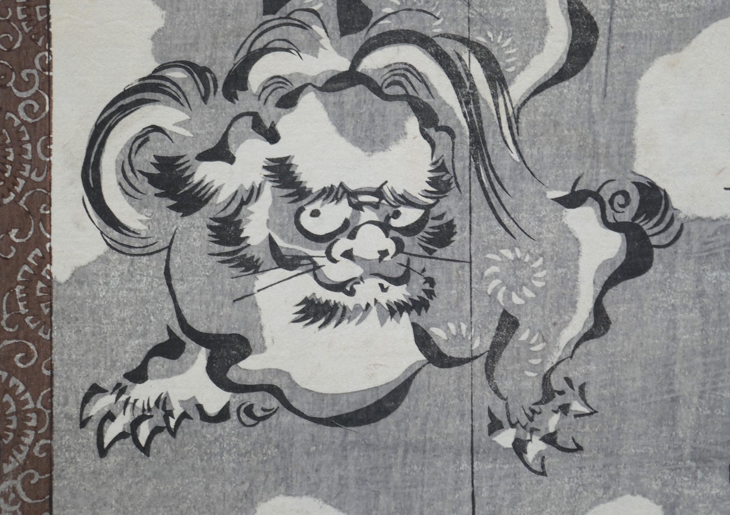 Motif de lion gardien (shishi) sur le paravent décoratif dans l’estampe de Kuniyoshi, gravure sur bois japonaise ukiyo-e Edo 1849.