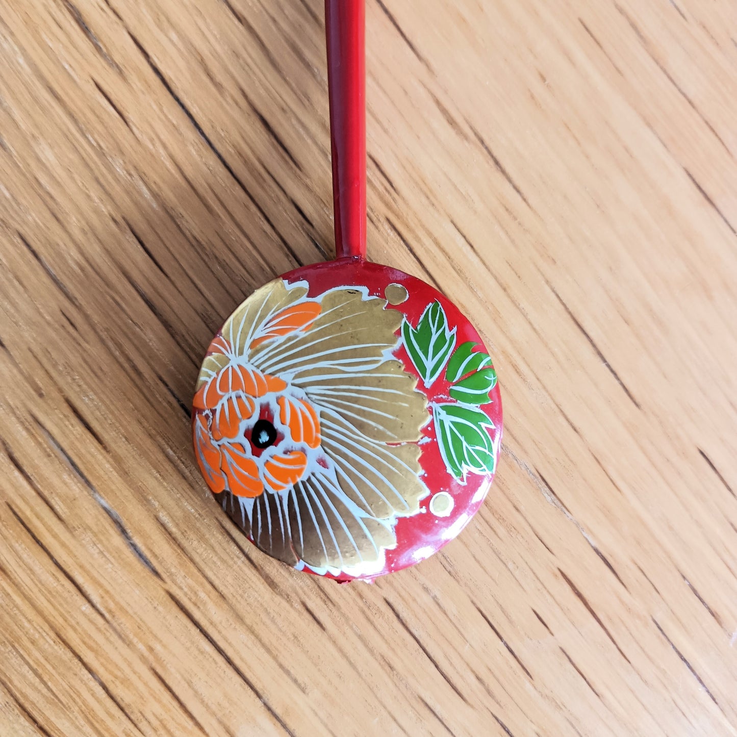 kushi et kanzashi vue du dessus kogedo bois et laque rouge