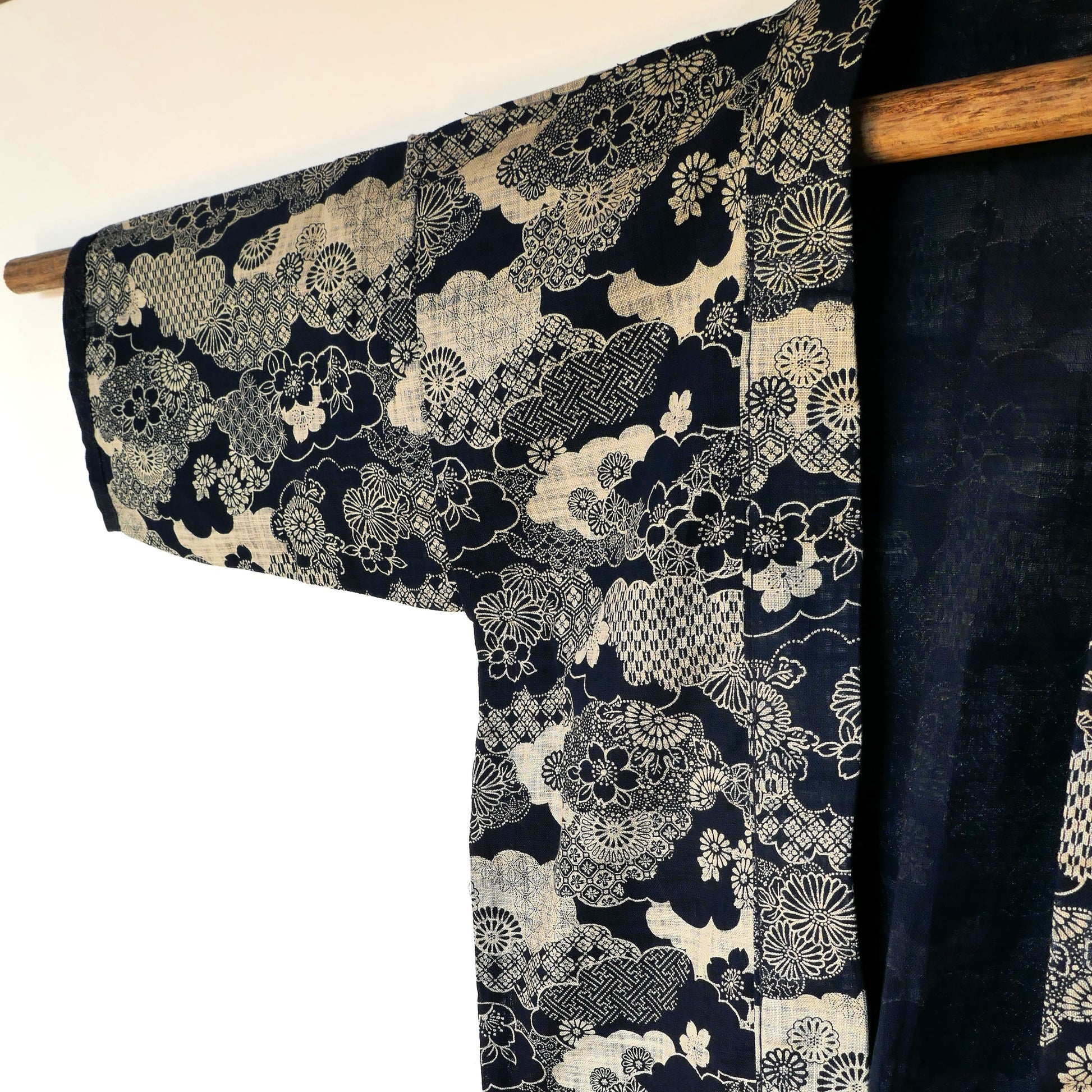 vue de la manche droite du haori bleu indigo et beige avec motifs nuages et fleurs