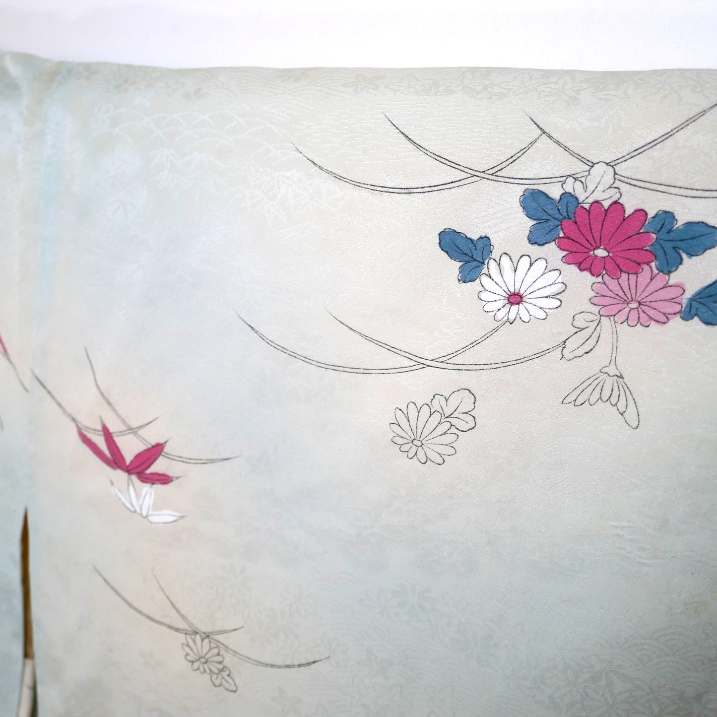 motifs bambou et chrysanthèmes sur la macnhe gauche du haori bleu clair vintage en soie kogedo