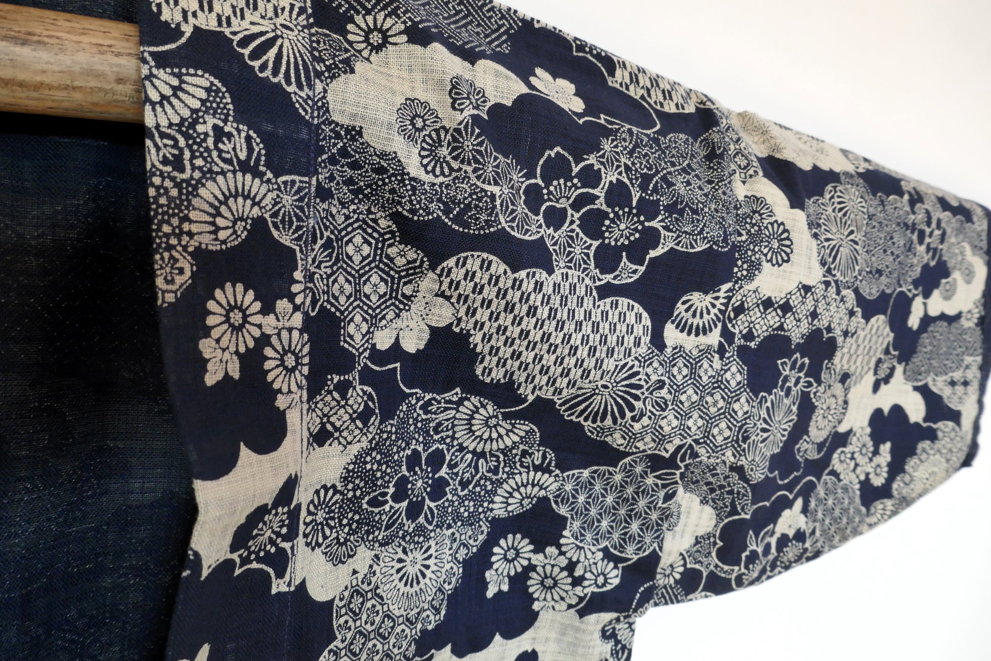 vue de la manche gauche avec zoom sur les motifs du haori bleu indigo kumo no hana