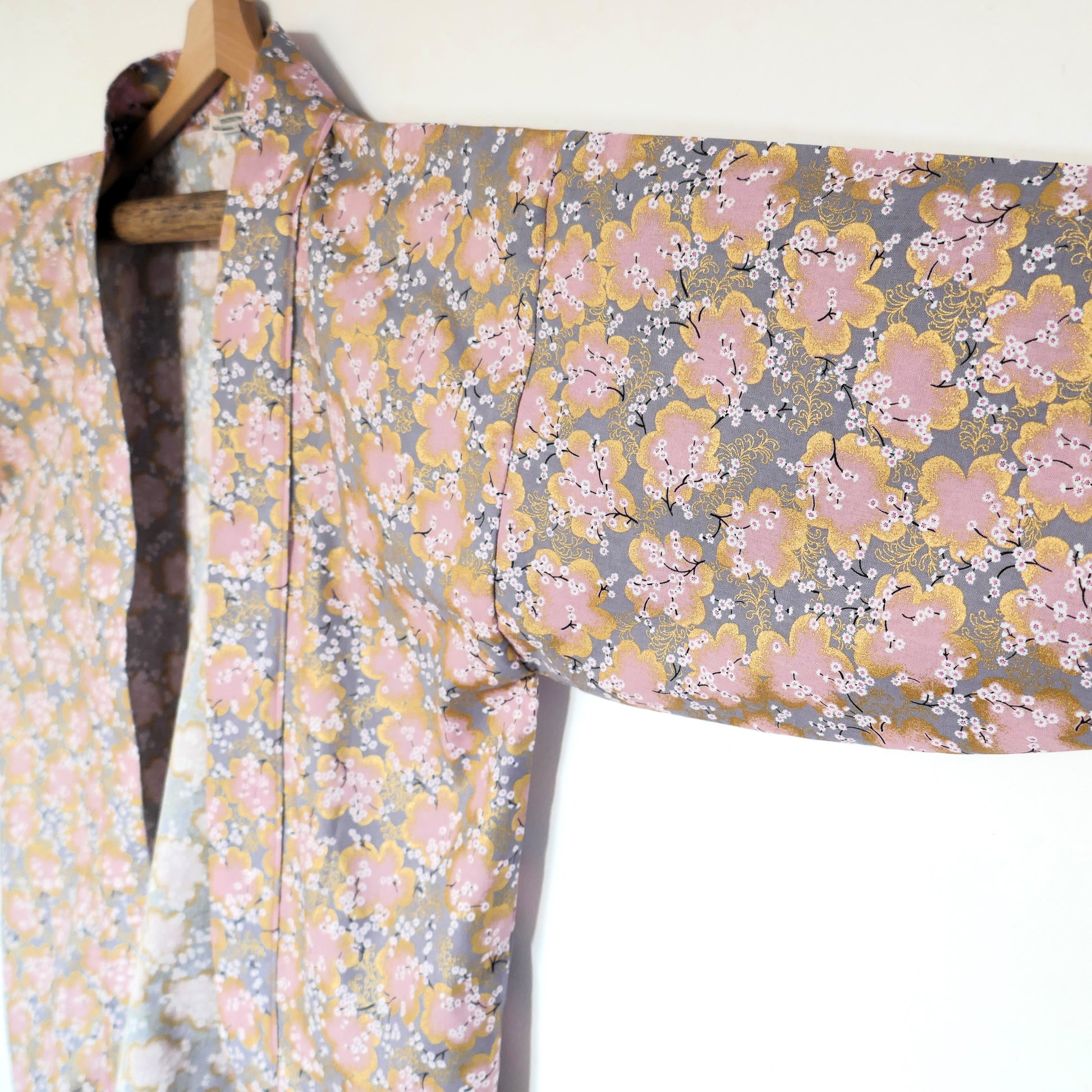 Détail de la manche du haori Sakura Fubuki, avec tissu japonais aux pétales de cerisier stylisés et contours dorés