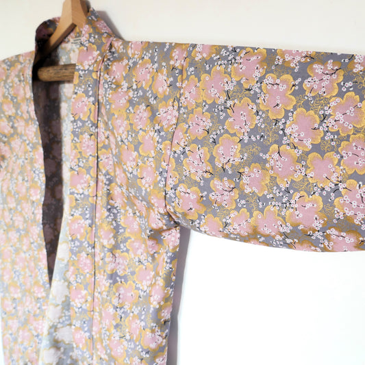 Détail de la manche du haori Sakura Fubuki, avec tissu japonais aux pétales de cerisier stylisés et contours dorés