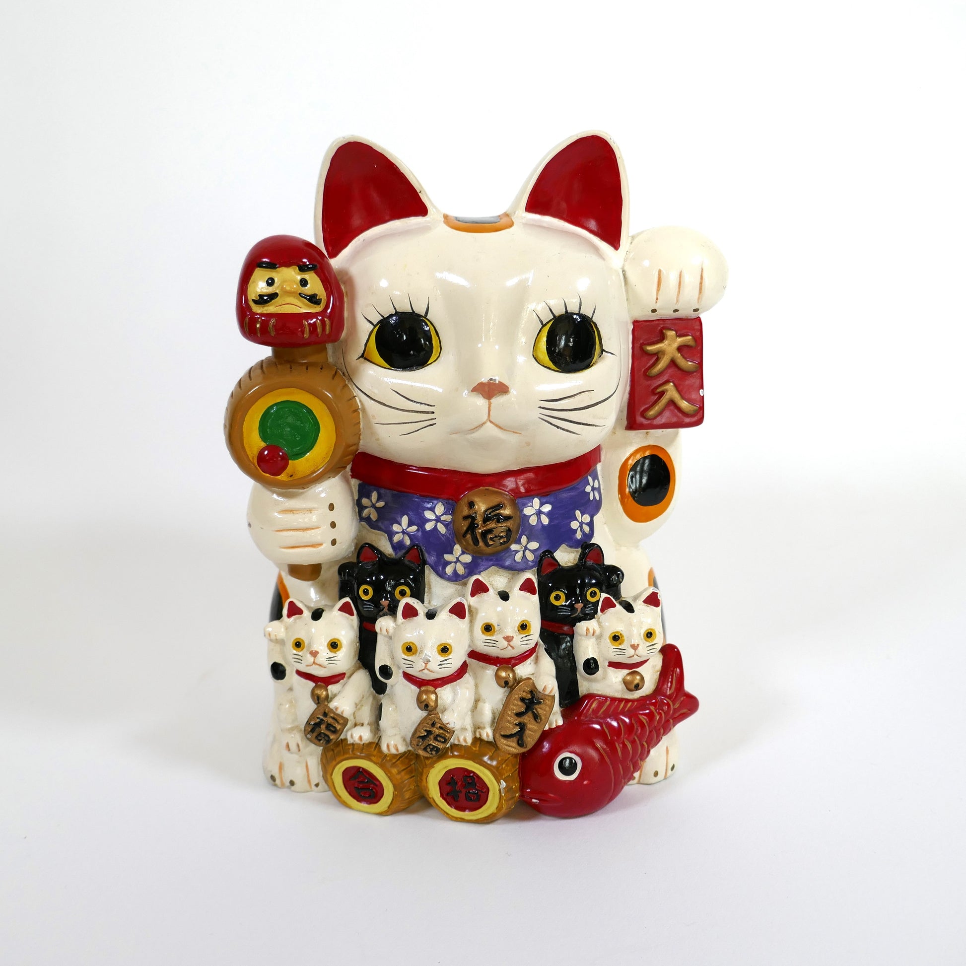 Grand maneki neko vintage en céramique avec famille de chats, daruma et pièces d’or – vue de face