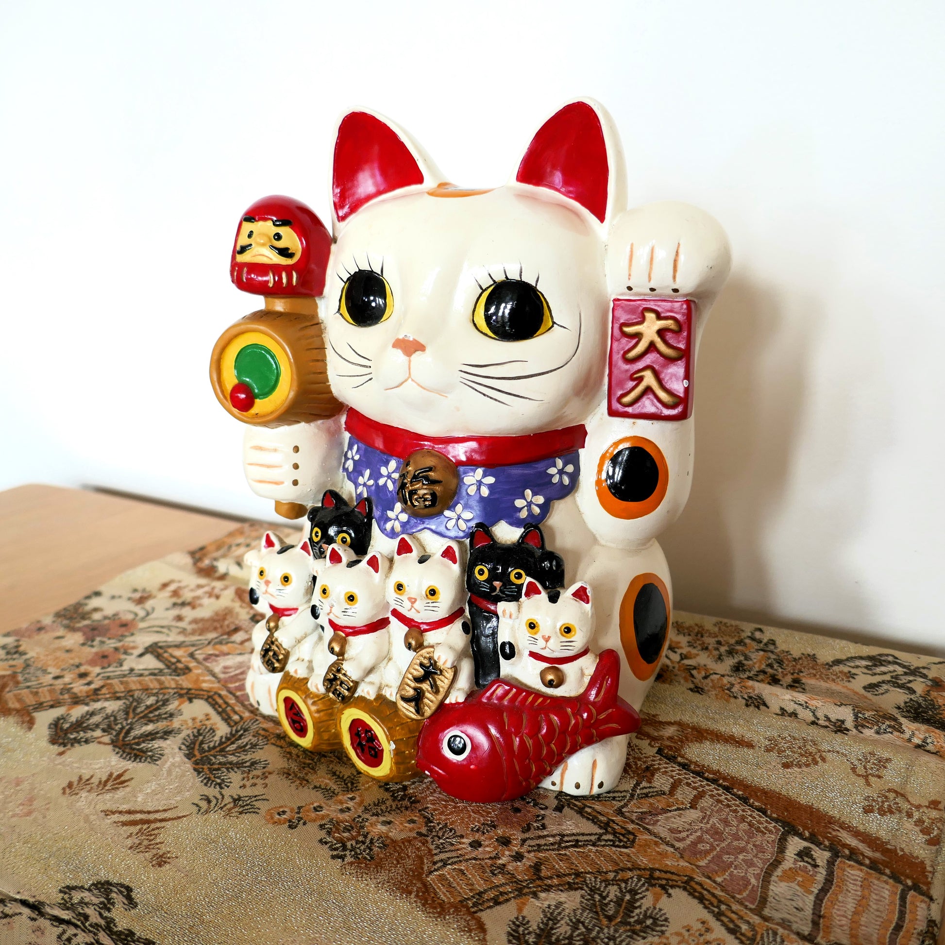 mise en scene du maneki neko chat porte bonheur japonais kogedo sur un obi japonais