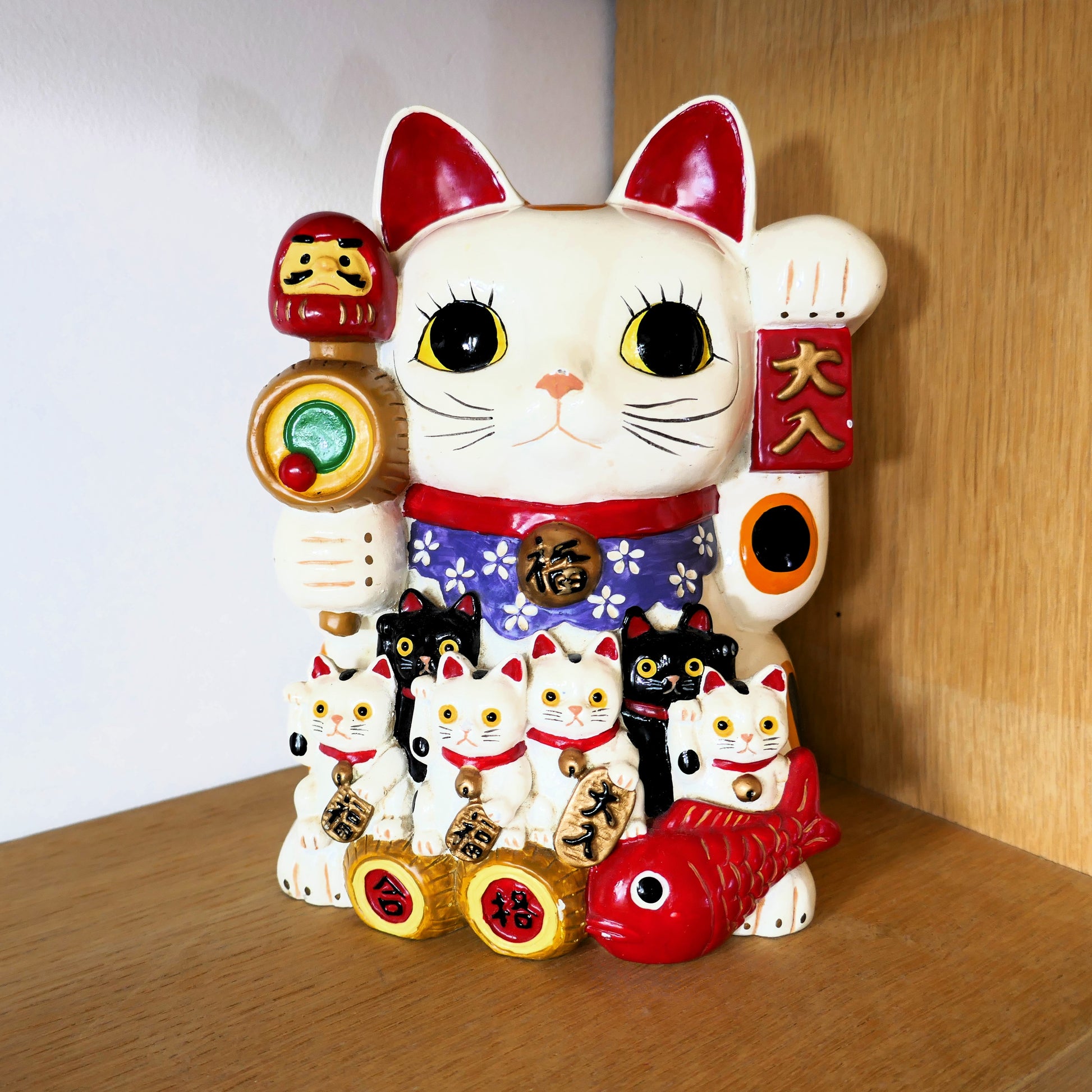 mise en scene maneki neko vintage kogedo sur une etagère