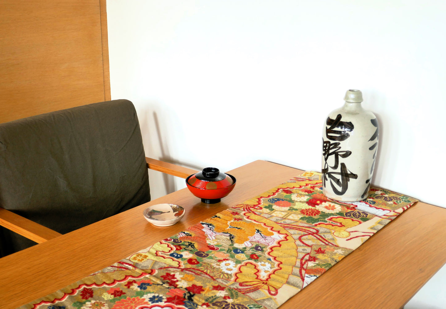 mise en scène d'une table avec de la décoration japonaise maru obi tokkuri bol en laque et coupelle en céramique