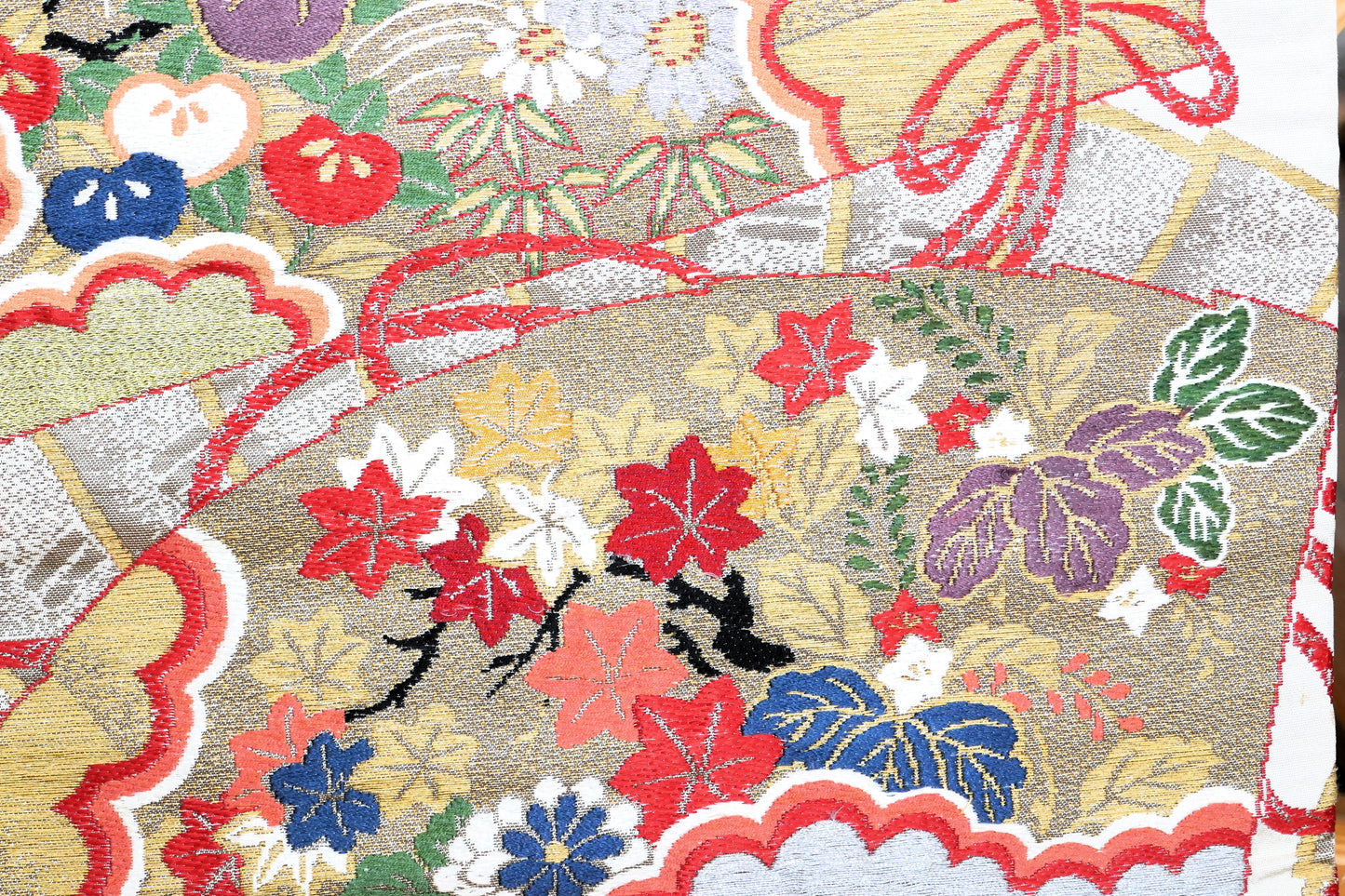 zoom sur le motif momiji feuilles d'érable du maru obi kogedo