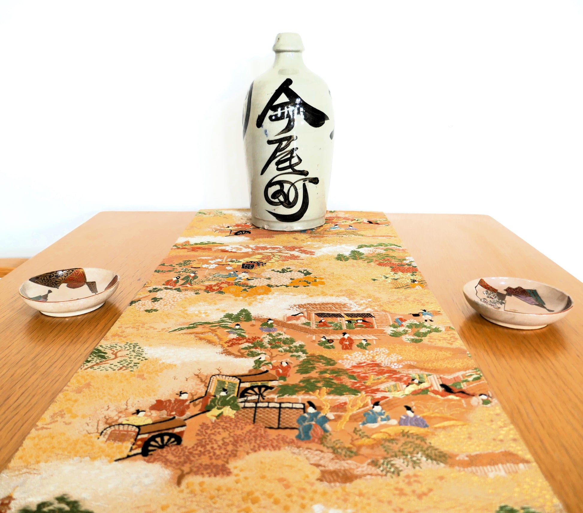 mise en scène d'une table japonaise décorée avec maru obi tokkuri et coupelles