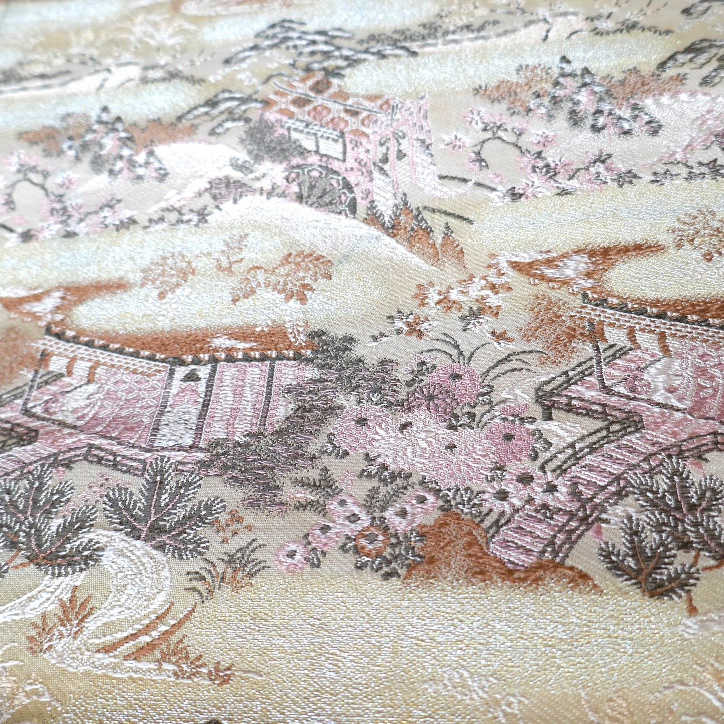 Teintes réelles d’un maru obi ancien en soie : crème ivoire, cuivre et vieux rose