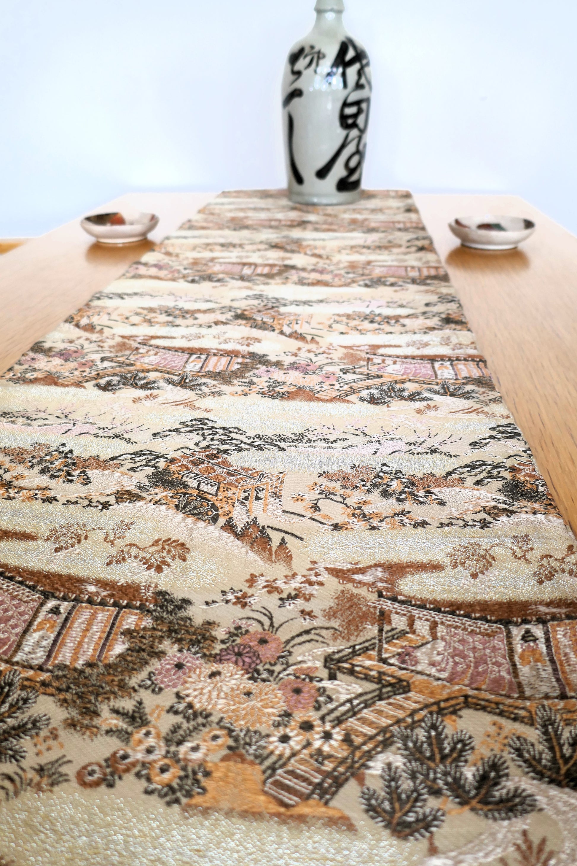 Obi japonais ancien utilisé en chemin de table, scène traditionnelle tissée en soie