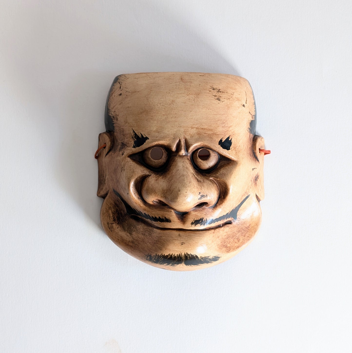 Masque japonais authentique Chōrei Beshimi en céramique, artisanat japonais signé avec patine chaleureuse et expression intense