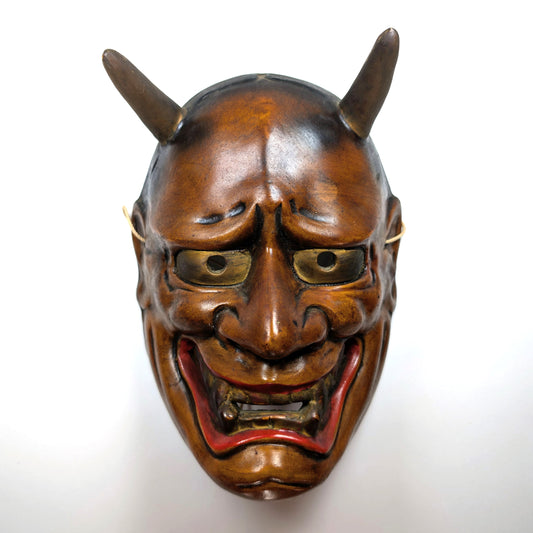 Masque de théâtre Nô japonais authentique en céramique, expression démoniaque mise en relief par l’éclairage