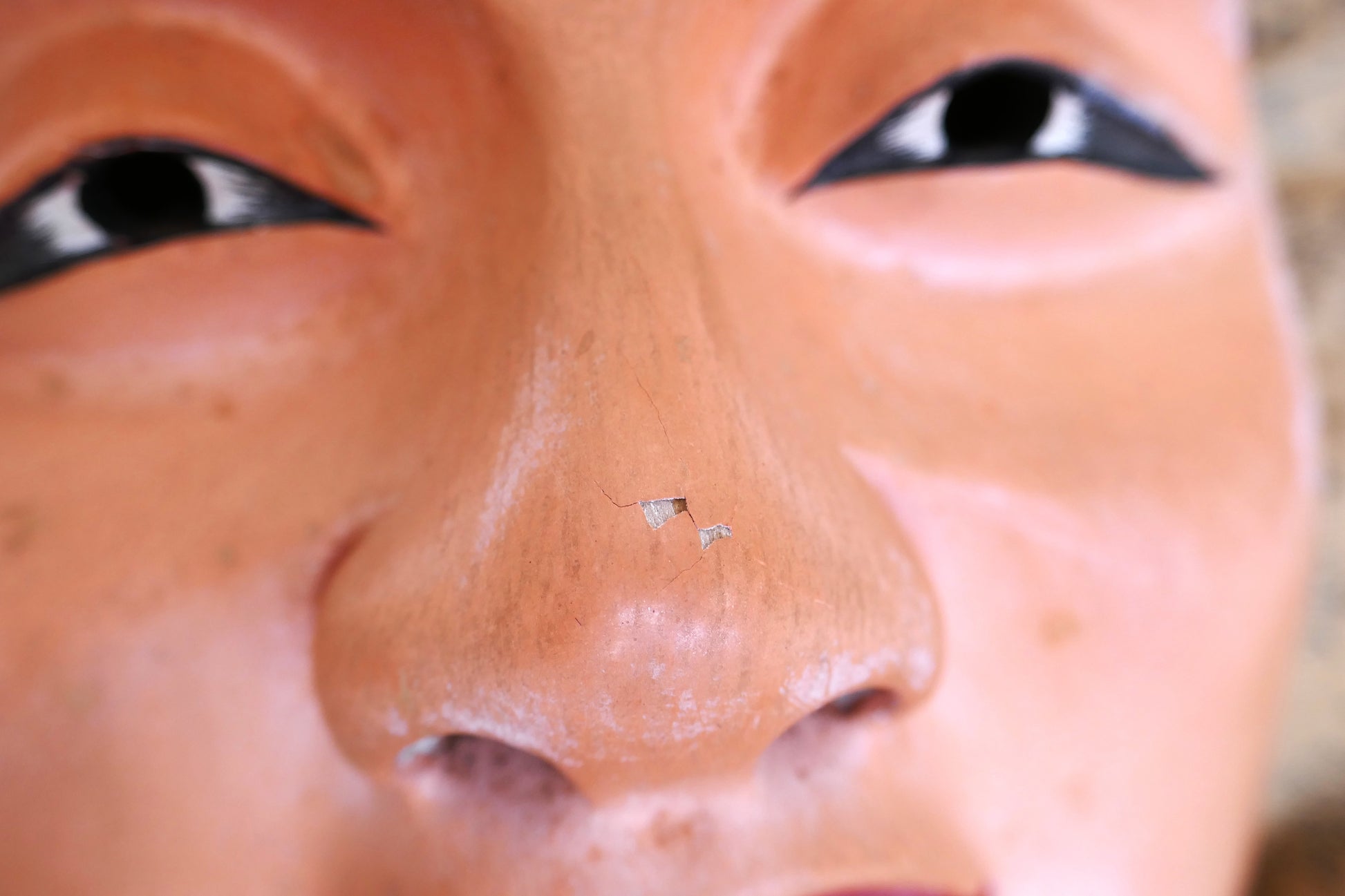 Détail du nez écaillé du masque Nô japonais Doji – usure naturelle du bois