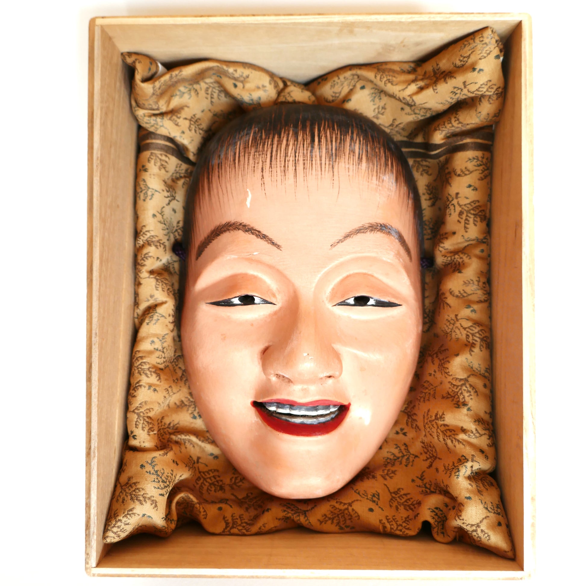 Masque Nô japonais Doji dans sa boîte sur coussin brodé – artisanat traditionnel