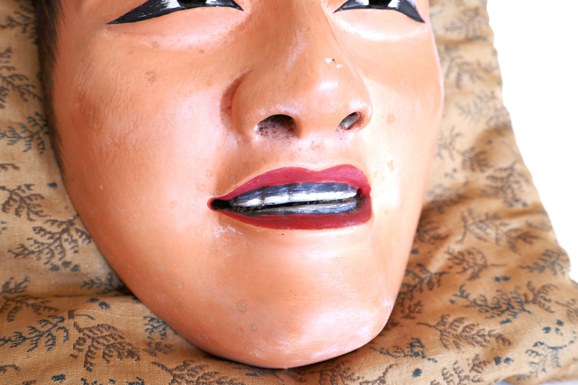 Détail de la bouche et des dents du masque Nô Doji – polychromie traditionnelle