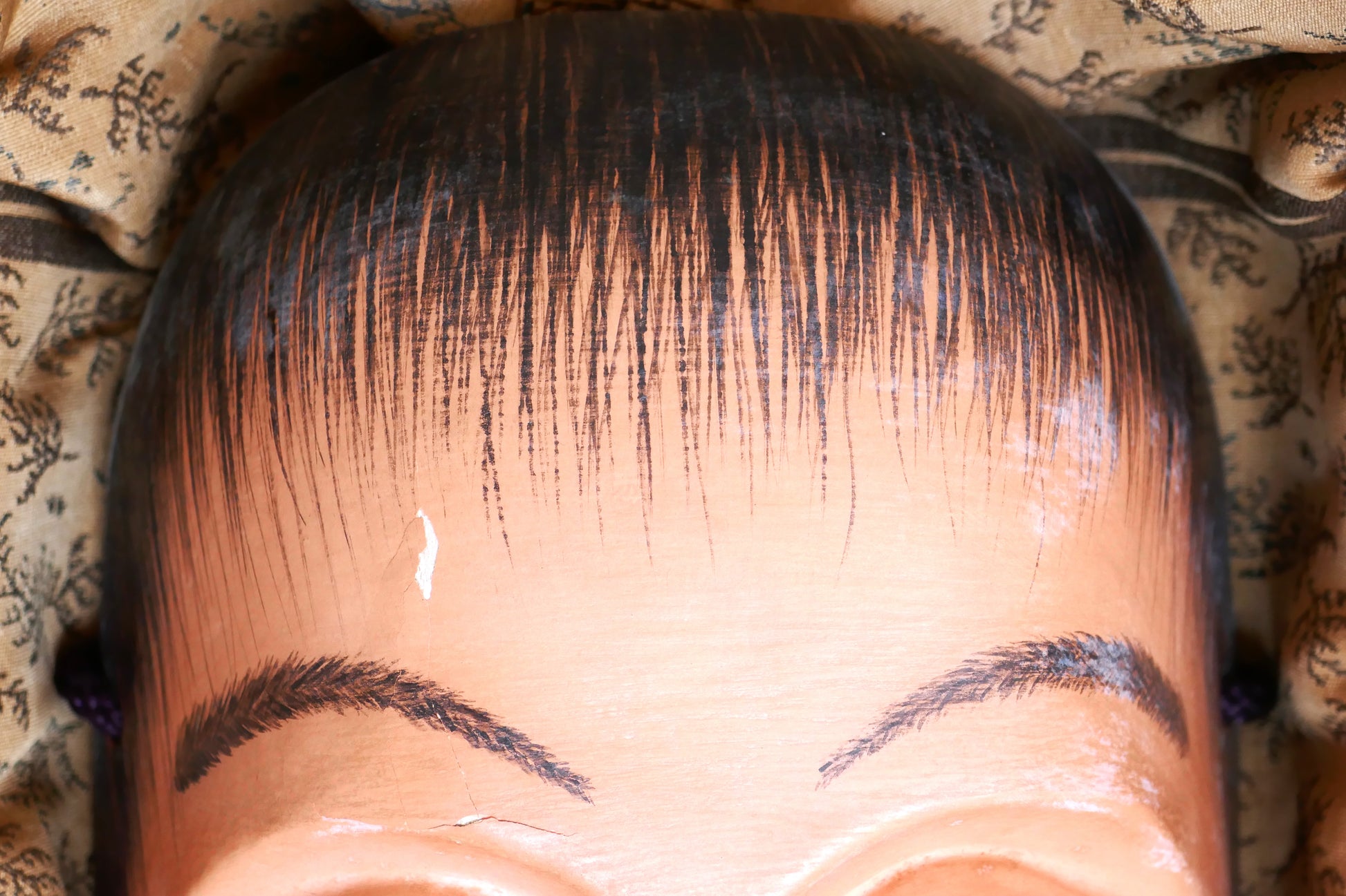 Détail des cheveux peints du masque Nô Doji – finesse de la polychromie
