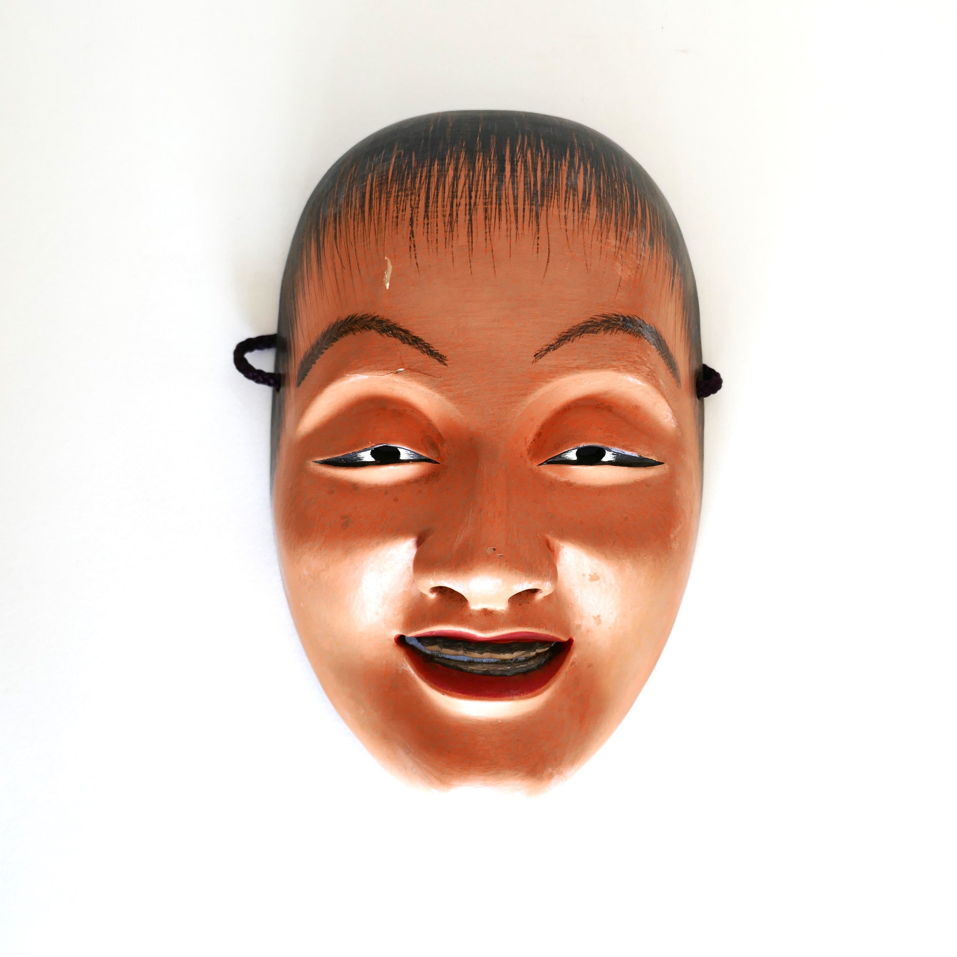 Masque Nô Doji éclairé de dessous – expression jeune et vivante