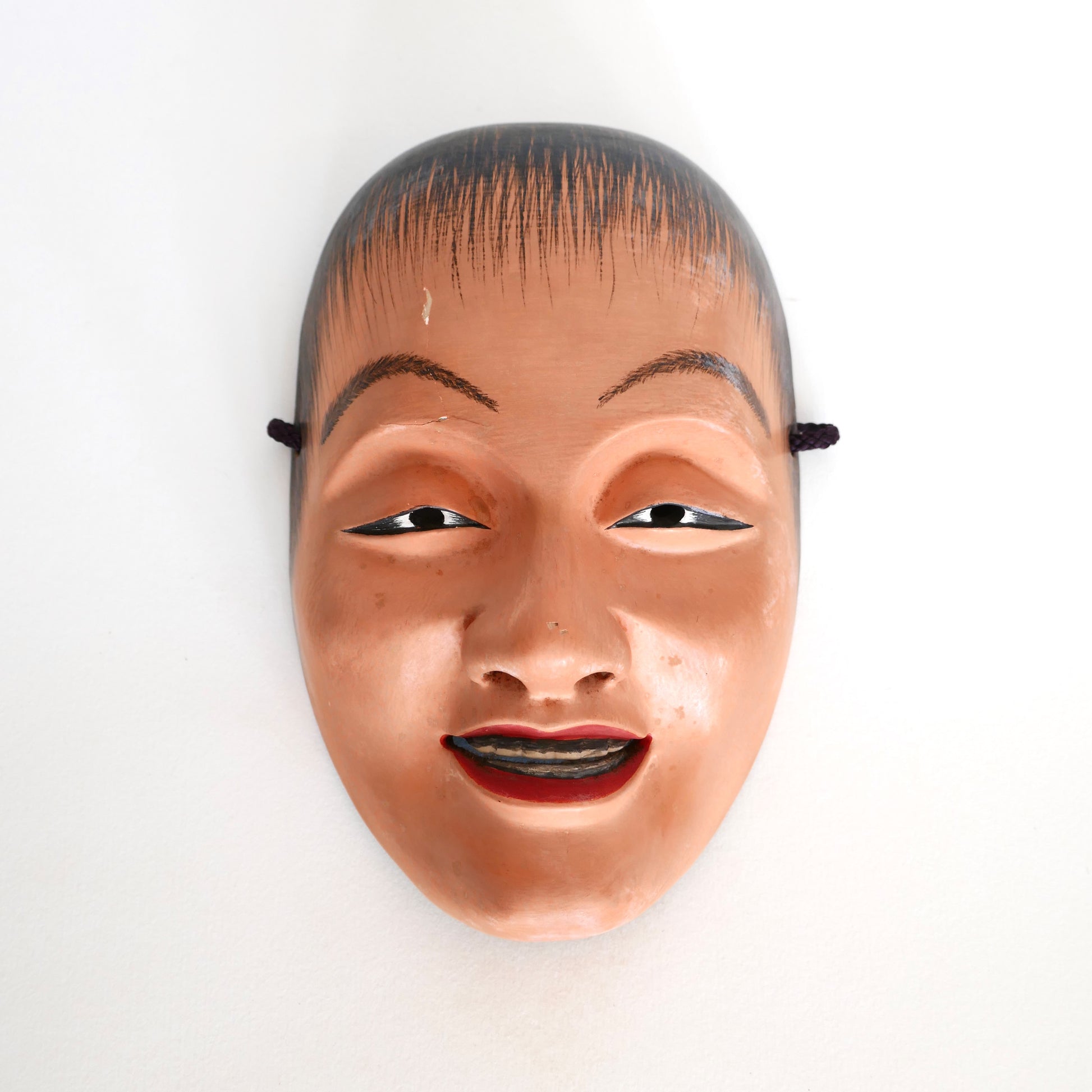 Masque Nô japonais Doji vu de face – expression douce et jeunesse