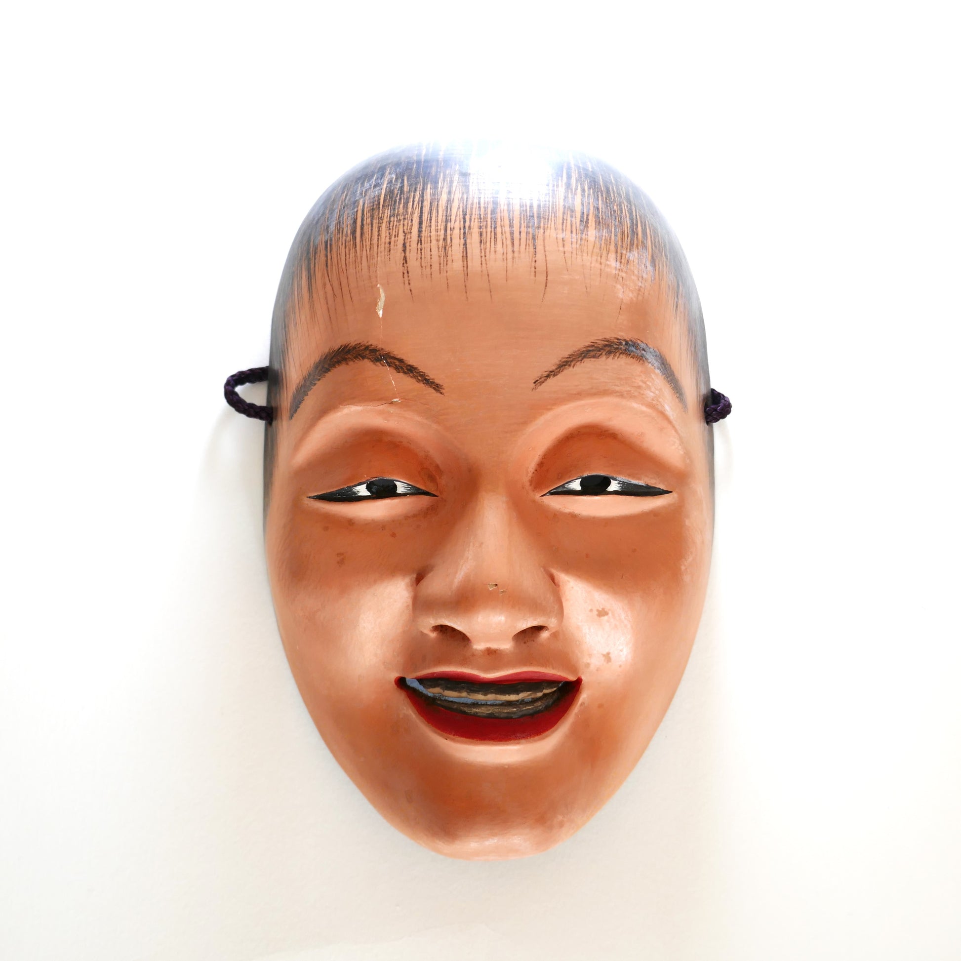 Masque Nô Doji éclairé en lumière directe du dessus– détails du visage mis en valeur