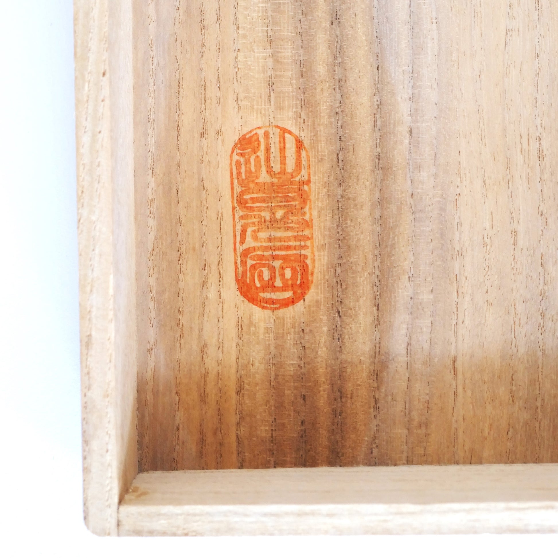 Sceau rouge dans la boîte du masque Nô japonais Doji – estampille d’authenticité