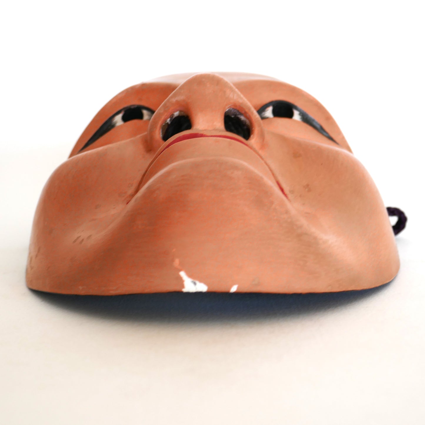 Vue du dessous du masque Nô japonais Doji – sculpture en bois naturel