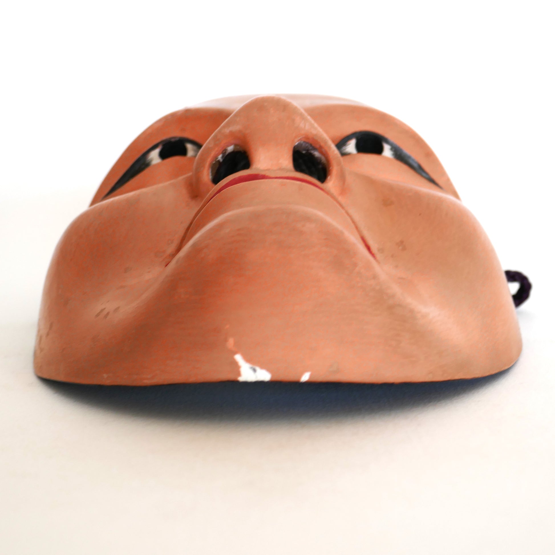 Vue du dessous du masque Nô japonais Doji – sculpture en bois naturel