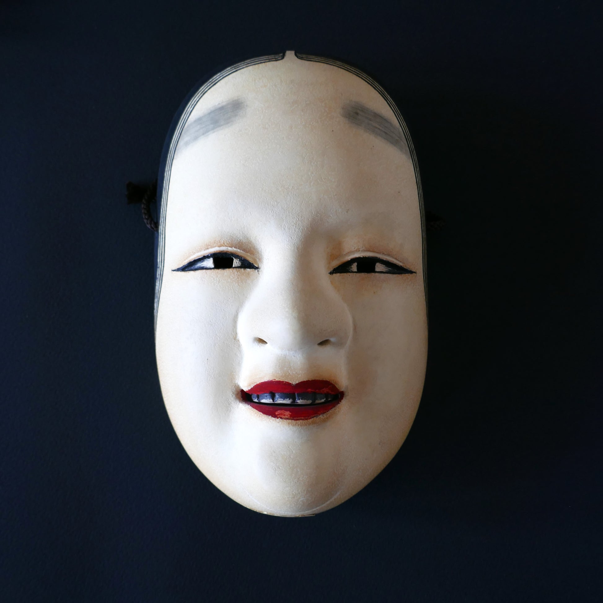Masque Nô japonais Ko-omote de Keigo avec expression souriante, pièce authentique en gofun