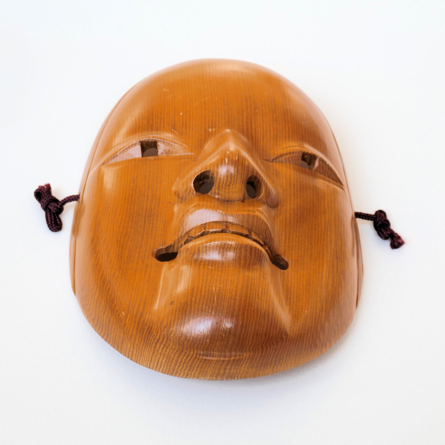 Vue par-dessous du masque Nō Ko-Omote en bois de hinoki montrant le nez sculpté et la finesse du grain