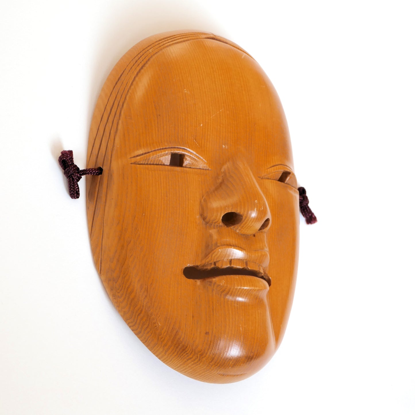 Masque Nō Ko-Omote en bois de hinoki vu de profil gauche, expression douce et détails sculptés