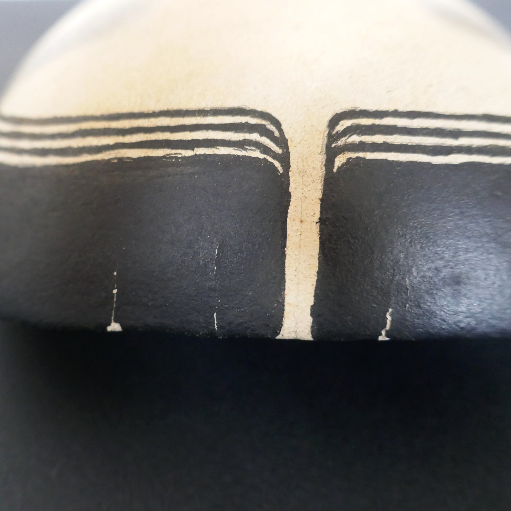 Détail de la coiffure peinte sur un masque Nō Ko-omote – usure visible sur les lignes noires