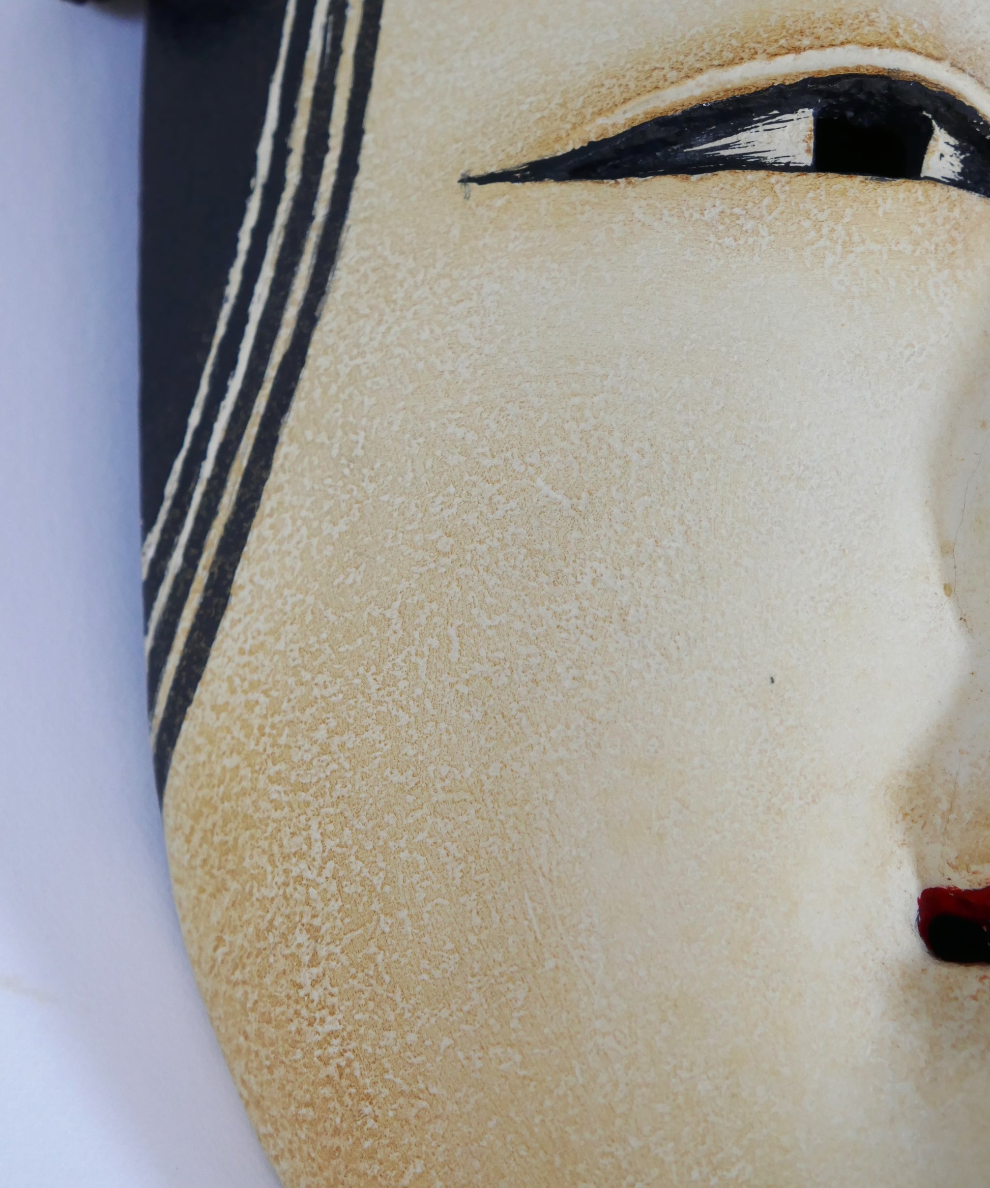 Gros plan sur la joue droite du masque Nō Ko-omote – application du gofun et tracé de l’œil