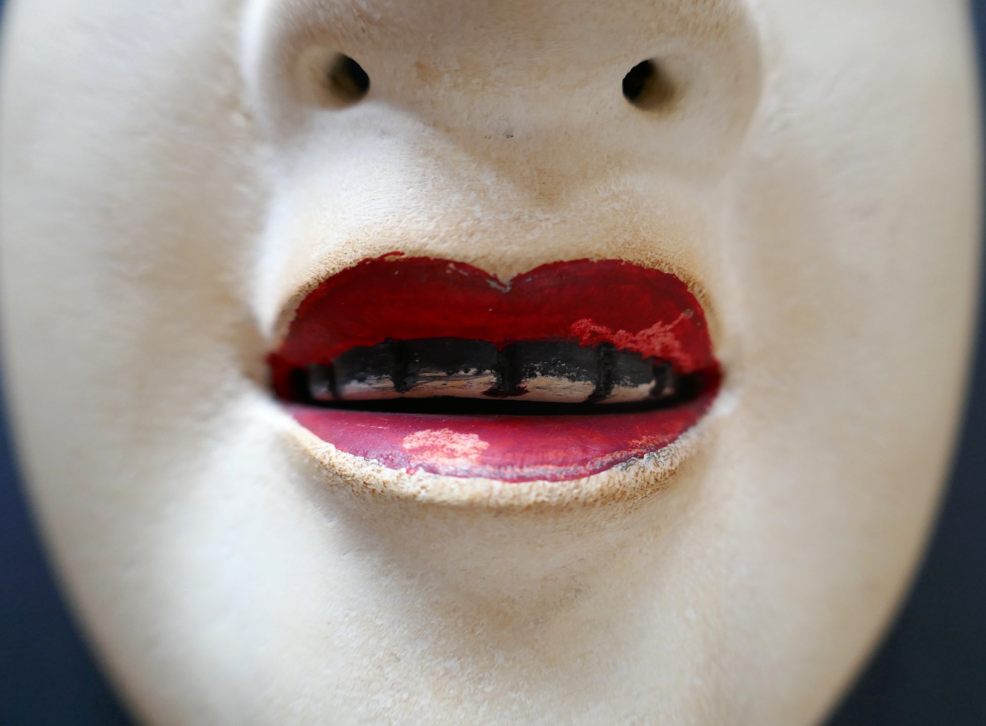 Détail des lèvres rouges et dents noircies du masque Nō Ko-omote – maquillage traditionnel