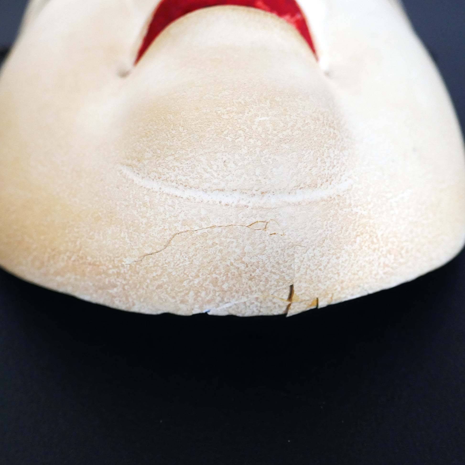 Fissure visible sous le menton du masque Nō Ko-omote – gofun craquelé – pièce ancienne signée Keigo