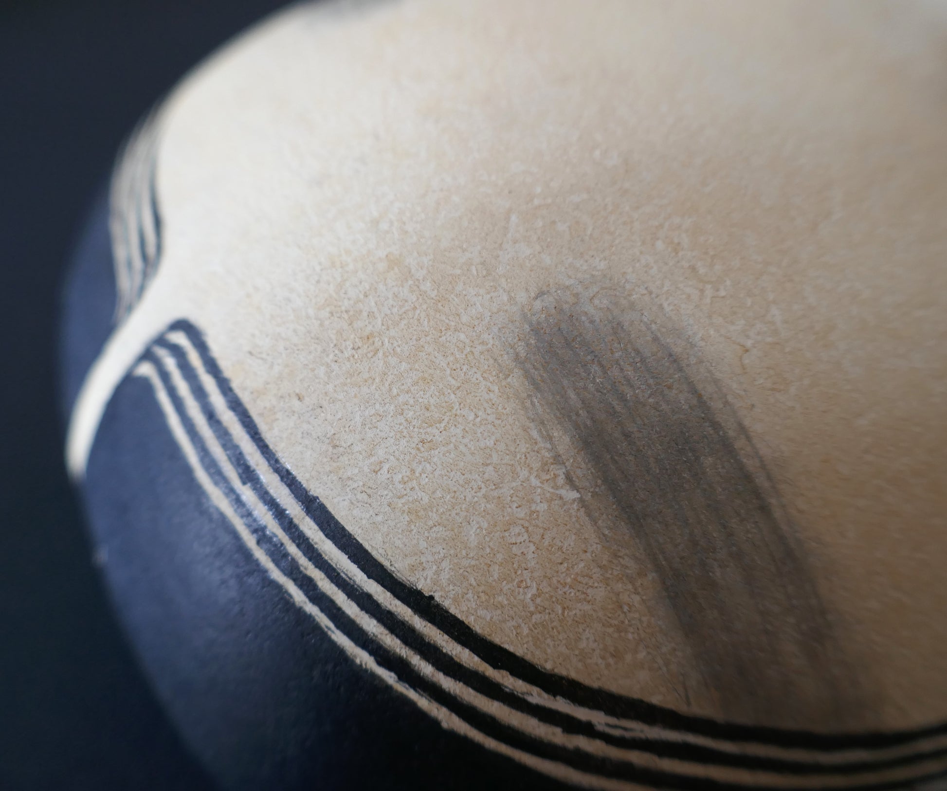 Texture granuleuse du gofun sur un masque Nō Ko-omote – artisanat japonais traditionnel