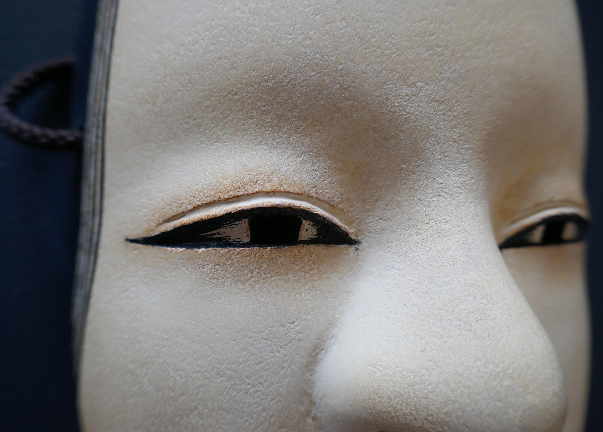 Détail des yeux du masque Nō Ko-omote – trait noir étiré – réalisme du regard japonais classique
