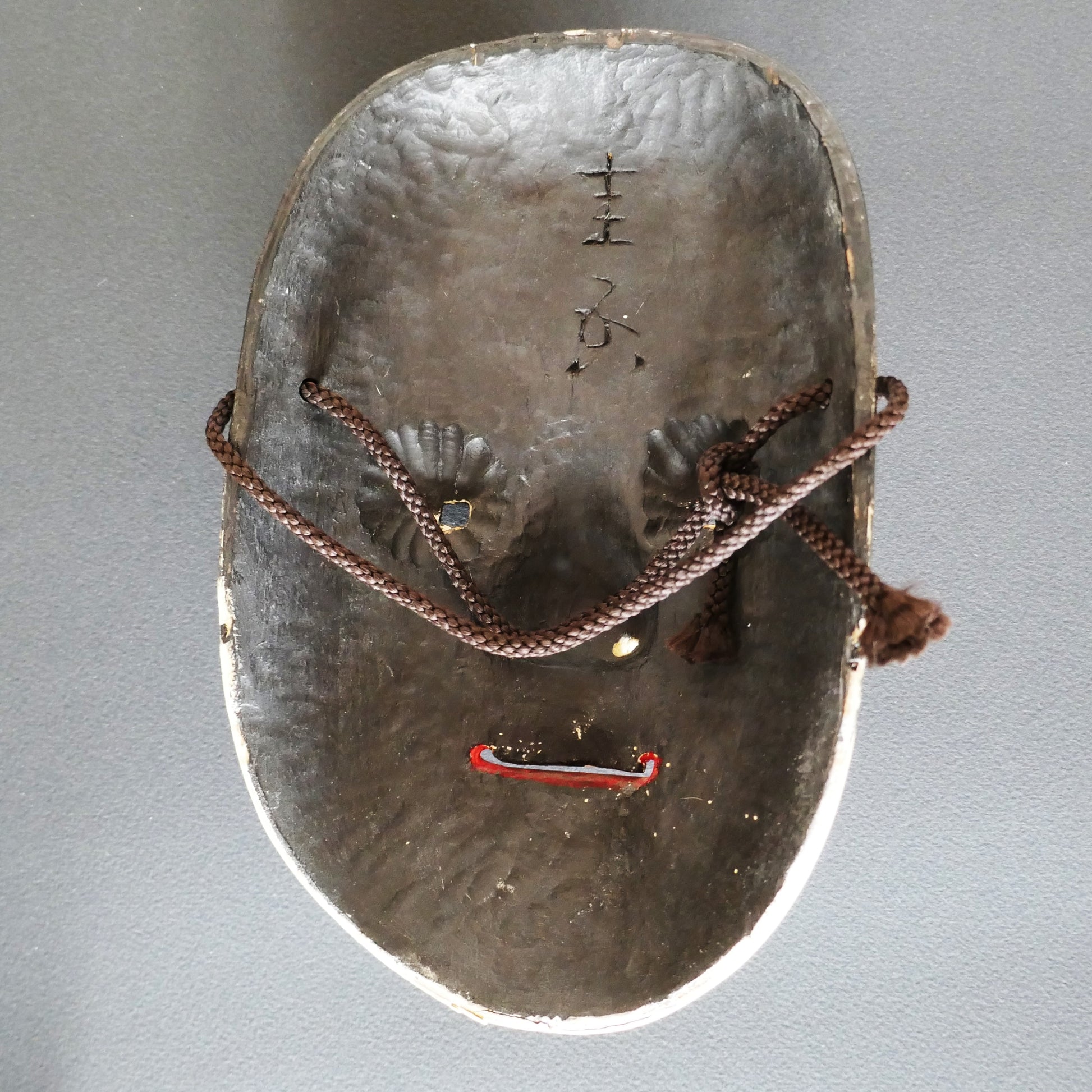 Intérieur du masque Nō Ko-omote sculpté dans le bois – signature gravée de l’artisan Keigo