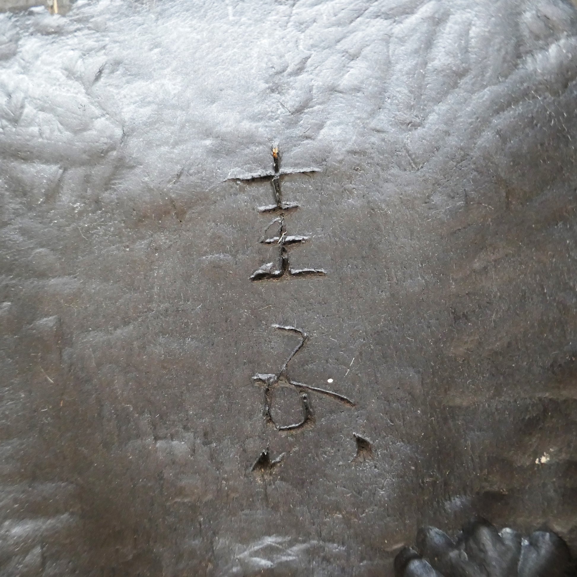 Signature gravée Keigo à l’intérieur d’un masque Nō Ko-omote – artisan japonais