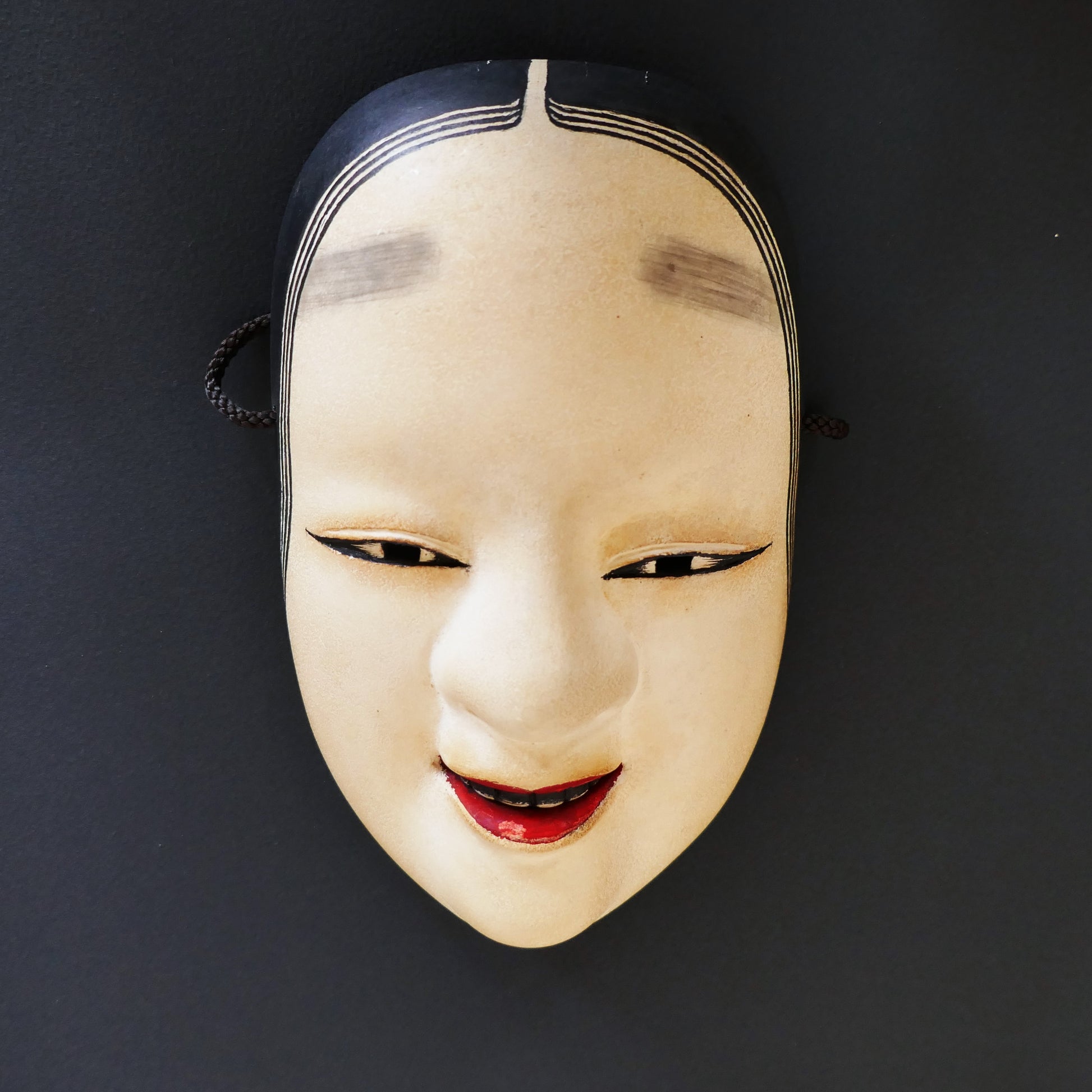 Masque Nō Ko-omote vu en contre-plongée – expression douce et réaliste – Keigo