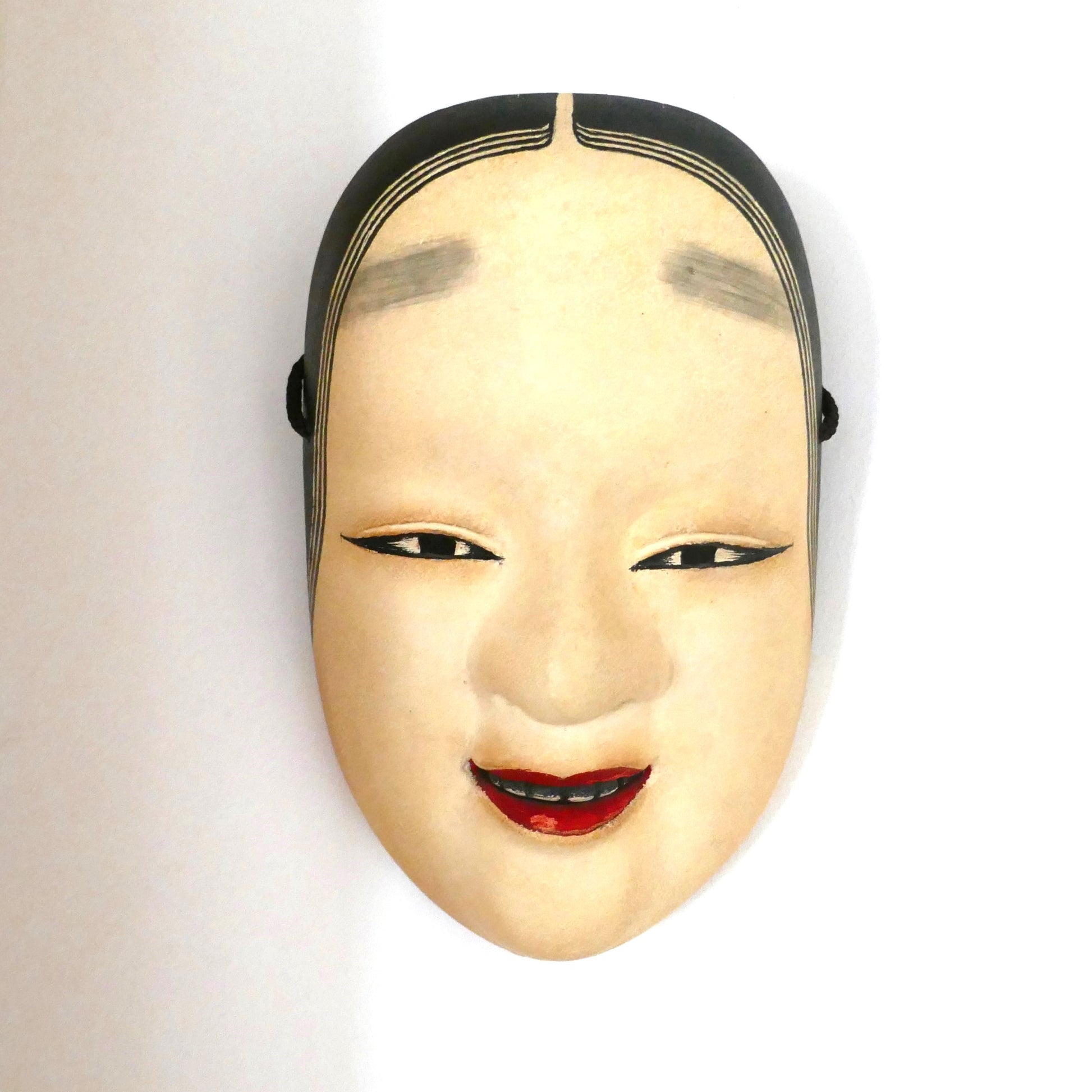 Masque Nō Ko-omote éclairé en lumière naturelle – artisanat japonais traditionnel signé Keigo