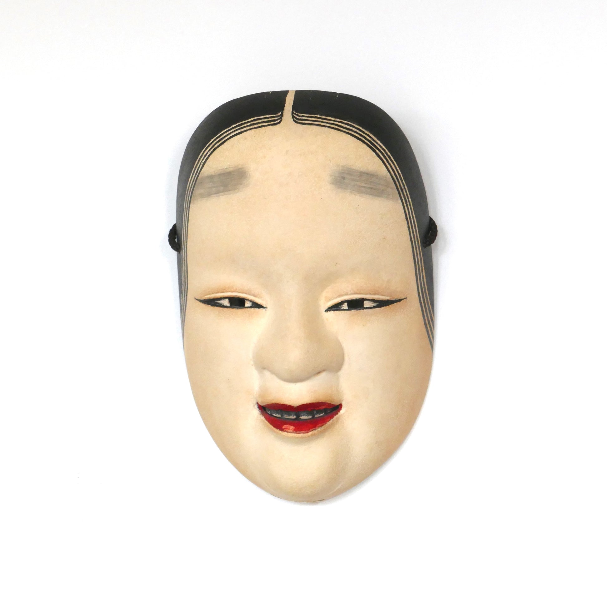 Masque Nō Ko-omote vu de face sur fond blanc – artisan Keigo – pièce d’artisanat japonais