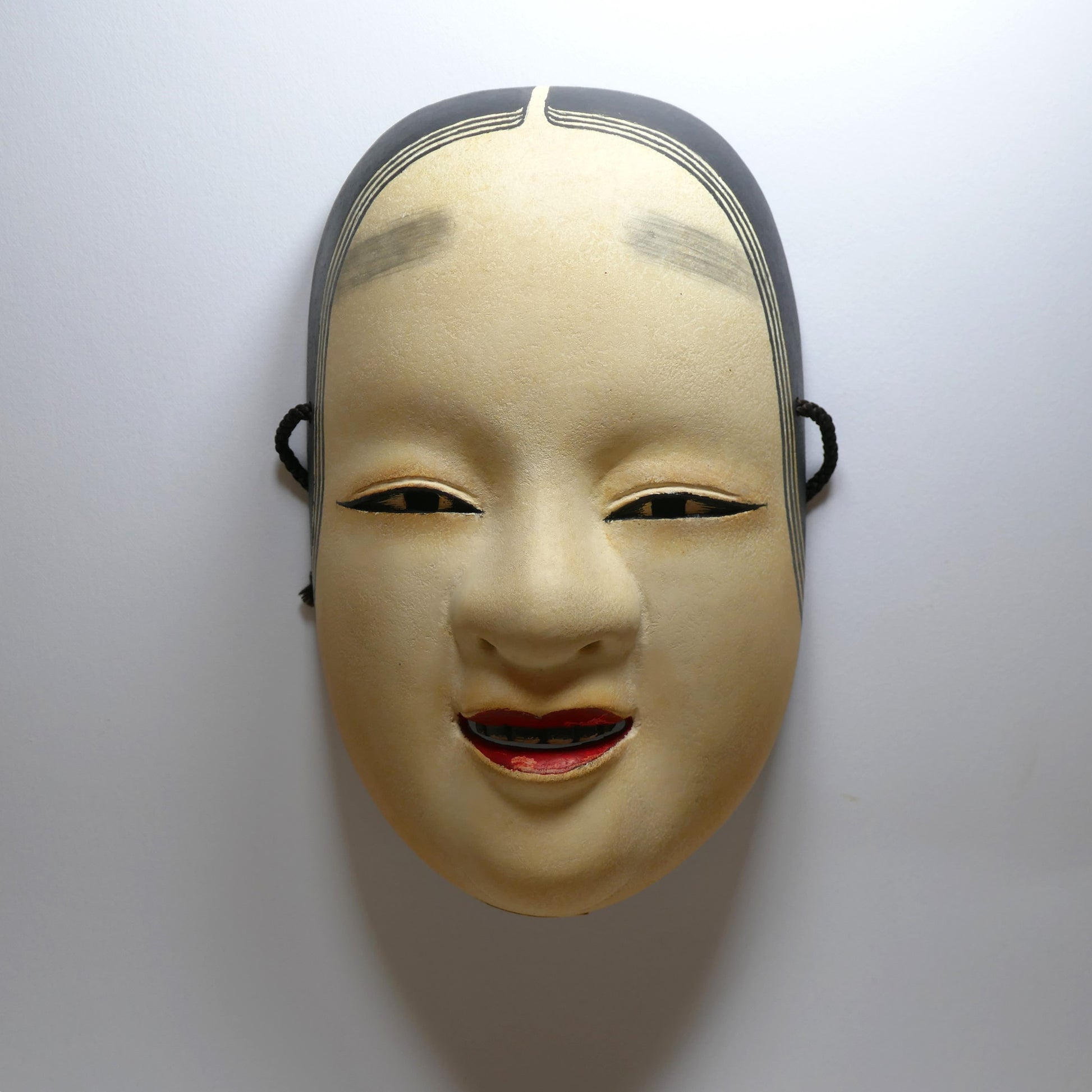 Masque Nō Ko-omote en lumière directe – visage expressif et ombres naturelles – signé Keigo